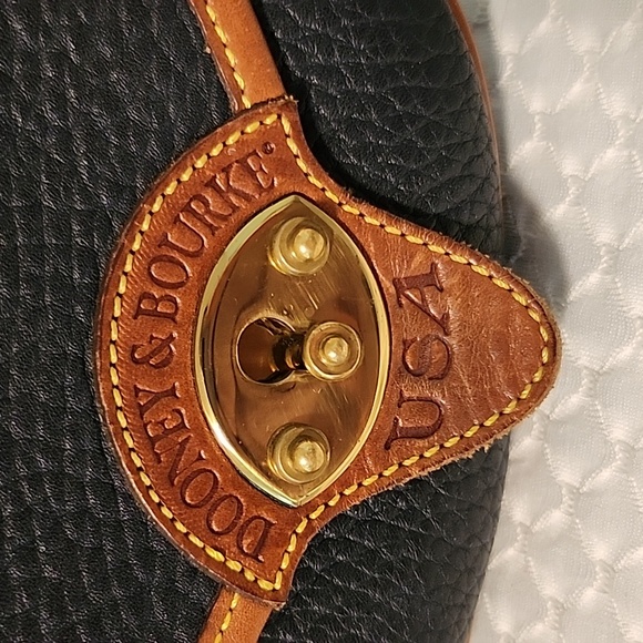 Vintage Mini-Dooney & Bourke Crossbody  Purse 6" W X 4 1/2" H (32) - Picture 2 of 12